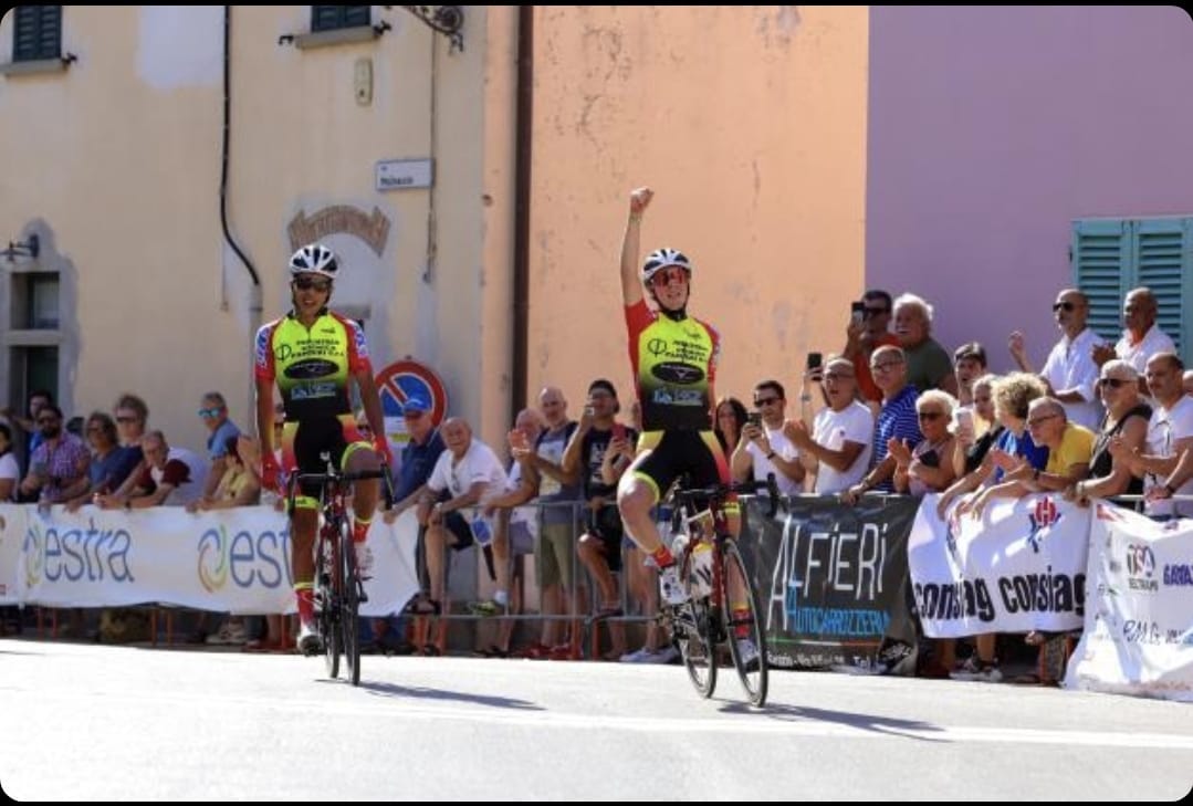 Giro del Montalbano: arrivo in parata per Sessa e Sekkak del Velo Racing Palazzago (foto  Simona Bernardini Fotografia Sportiva)