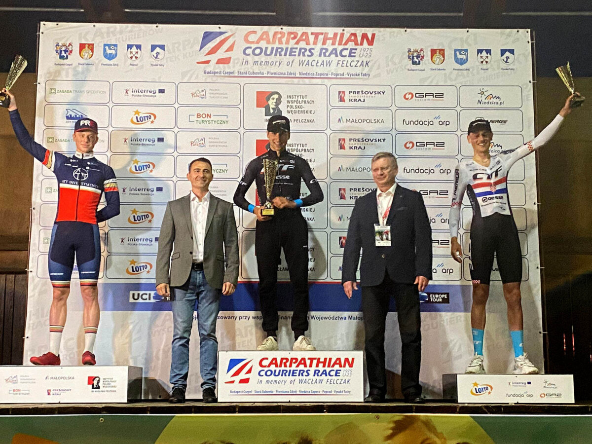 Il podio del prologo del Carpathian Couriers Race vinto da Nicolò Buratti