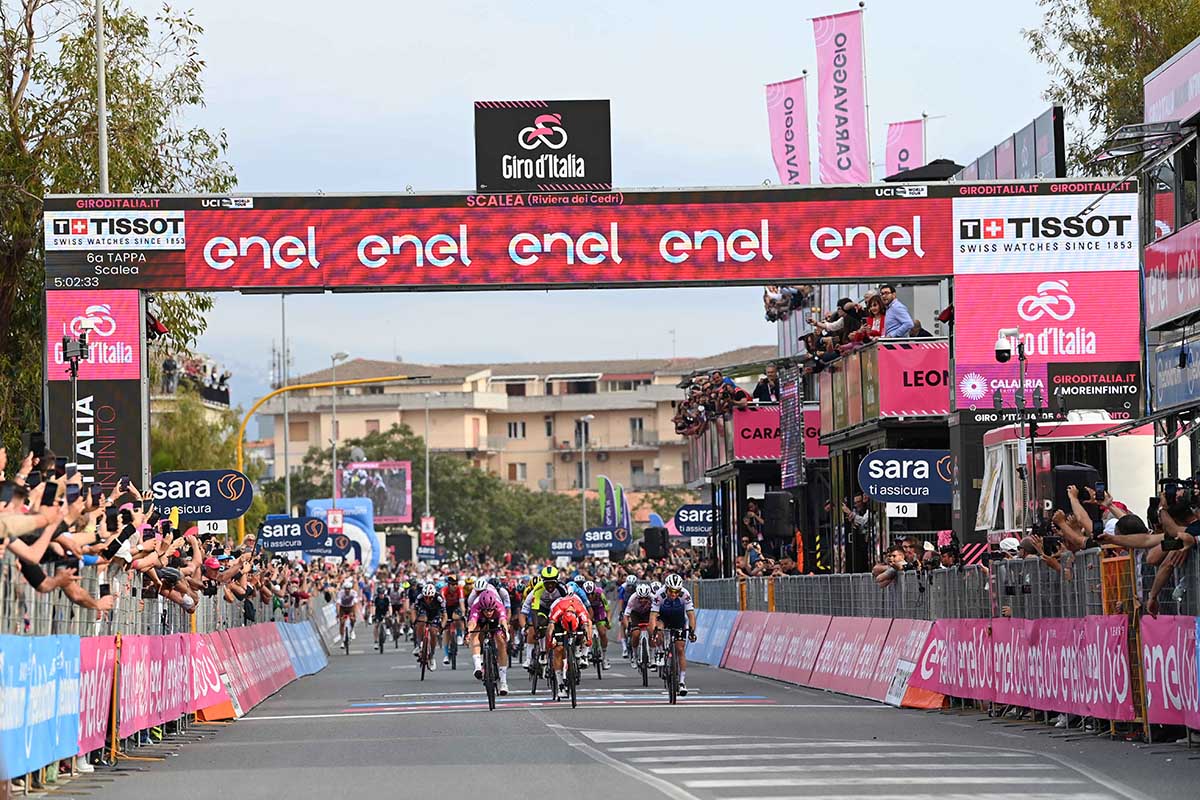 Arnaud Demare vince la sesta tappa del Giro d'Italia 2022 (foto La Presse)