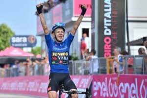 Koen Bouwman vince la tappa 19 del Giro d'Italia 2022 (foto La Presse)