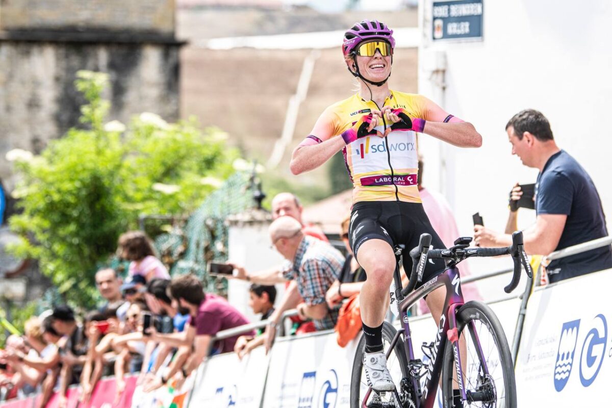 Demi Vollering vince la seconda tappa della Itzulia Women 2022 (foto Charly López - Itzulia Women)