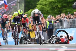 Mathieu Van der Poel vince la prima tappa del Giro d'Italia 2022 (foto La Presse)