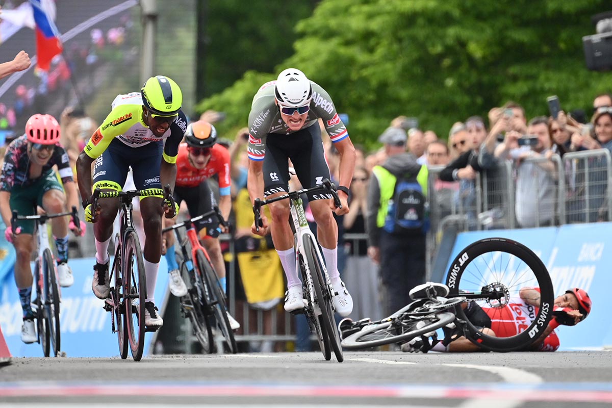 Mathieu Van der Poel vince la prima tappa del Giro d'Italia 2022 (foto La Presse)