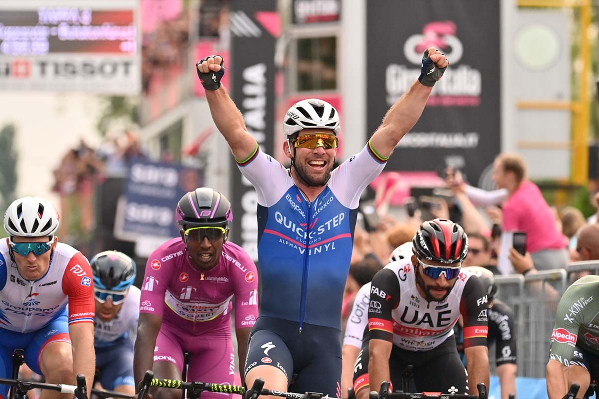Mark Cavendish vince la terza tappa del Giro d'Italia 2022 (foto La Presse)