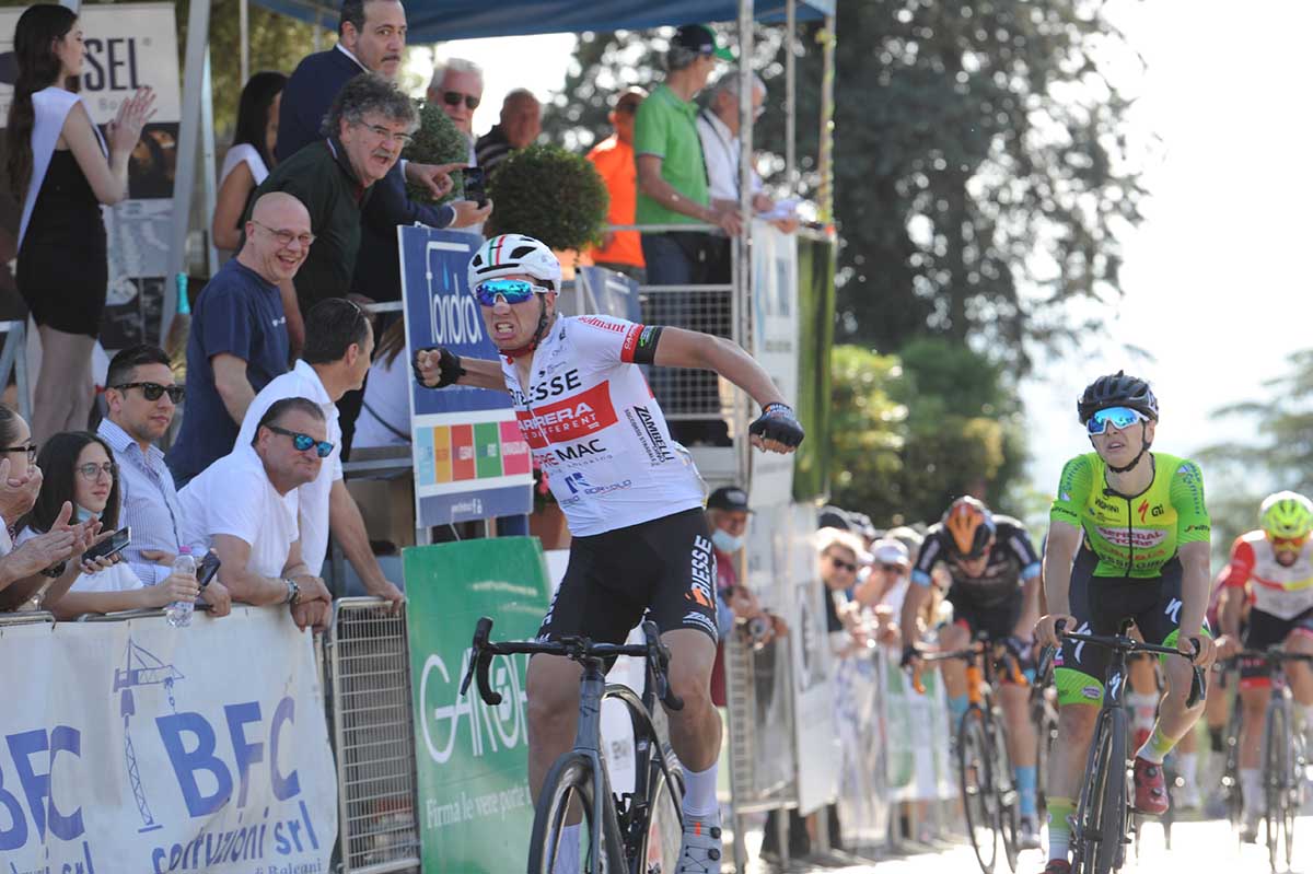 Michael Belleri (Biesse Carrera) vince il Gp Santa Rita a Castelfidardo (foto Rodella)