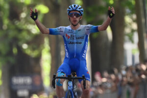 Simon Yates vince a Torino la 14° tappa del Giro d'Italia Carapaz in rosa (foto La Presse)