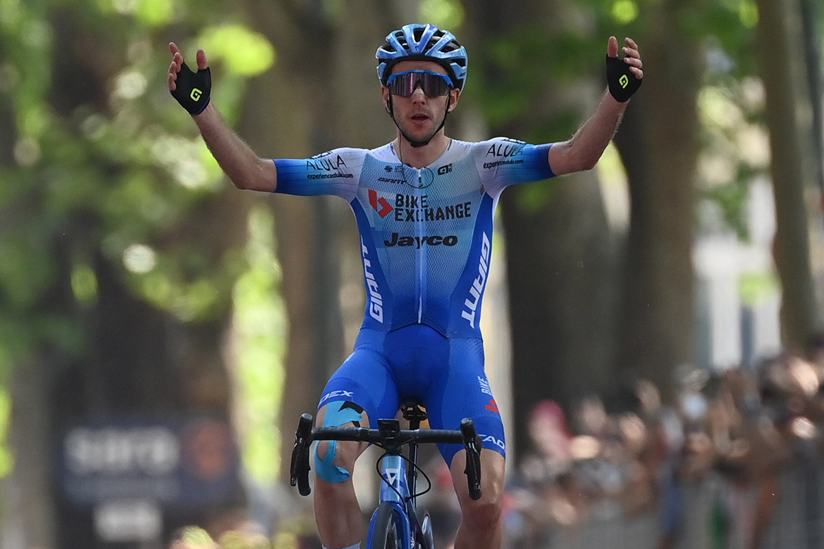 Simon Yates vince a Torino la 14° tappa del Giro d'Italia Carapaz in rosa (foto La Presse)