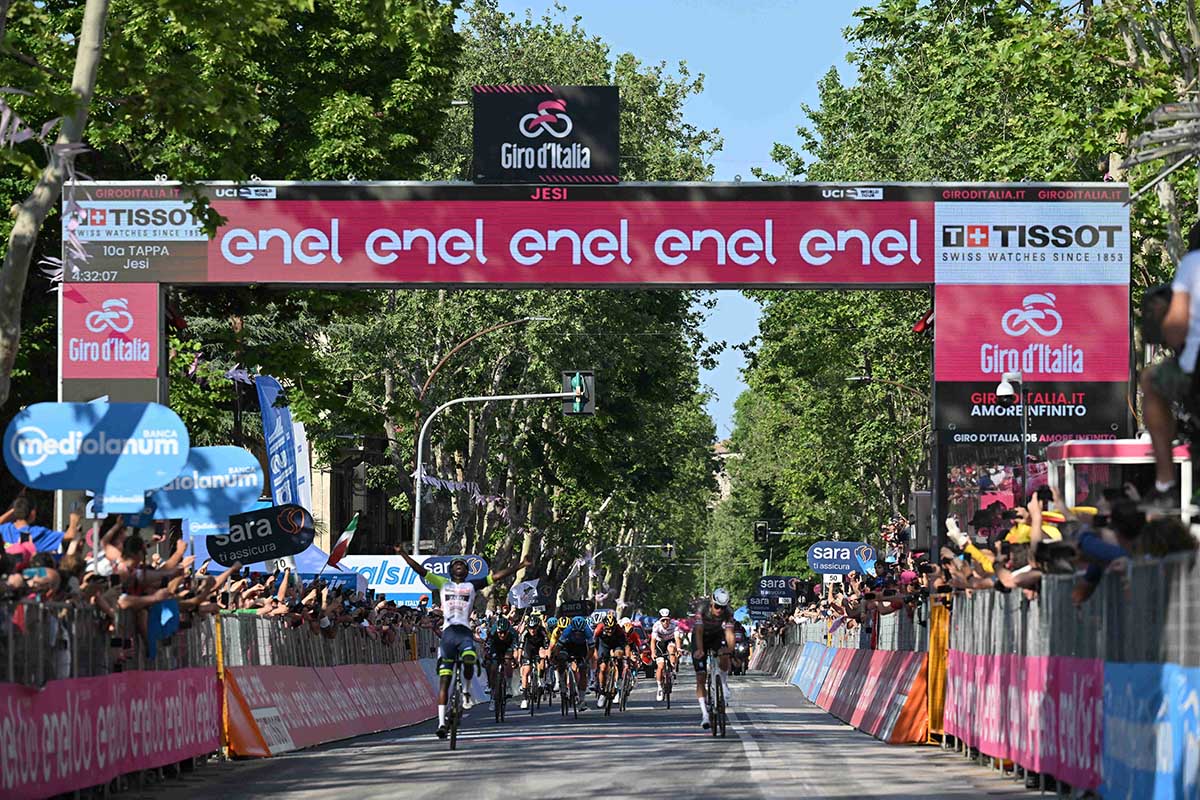 Biniam Girmay vince a Jesi la decima tappa del Giro d'Italia 2022 (foto La Presse)