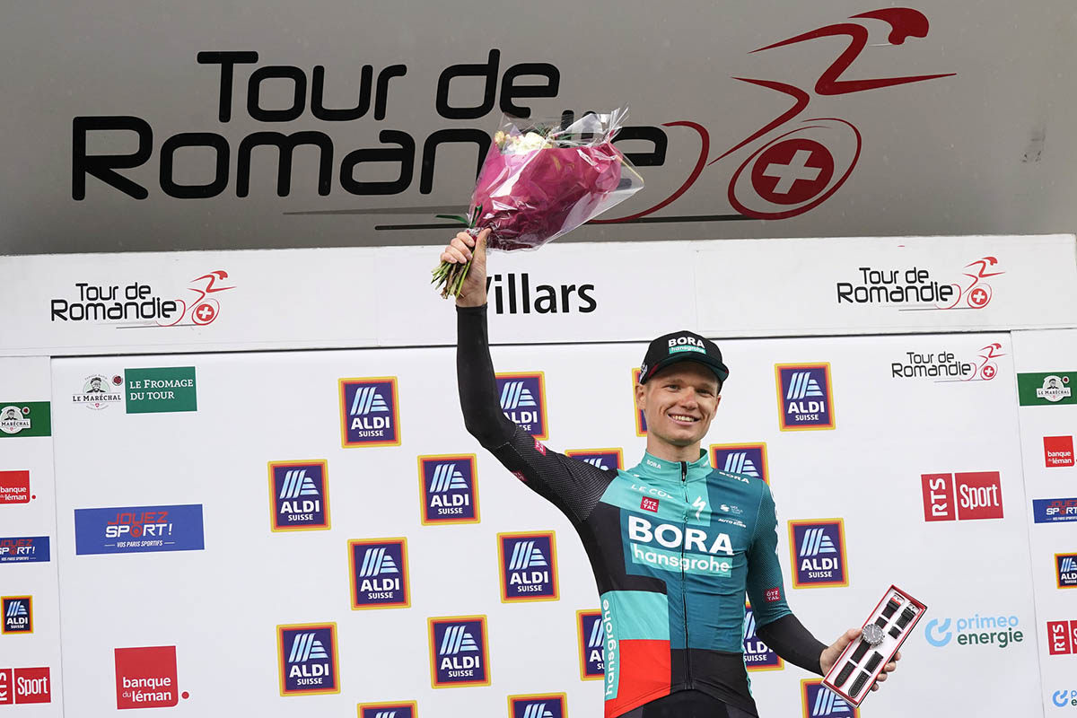 Aleksandr Vlasov vince l'ultima crono e la classifica finale del Tour de Romandie 2022 (foto Sprint Cycling Agency)