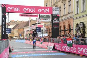 Simon Yates vince la seconda tappa a cronometro del Giro d'Italia 2022 (foto La Presse)