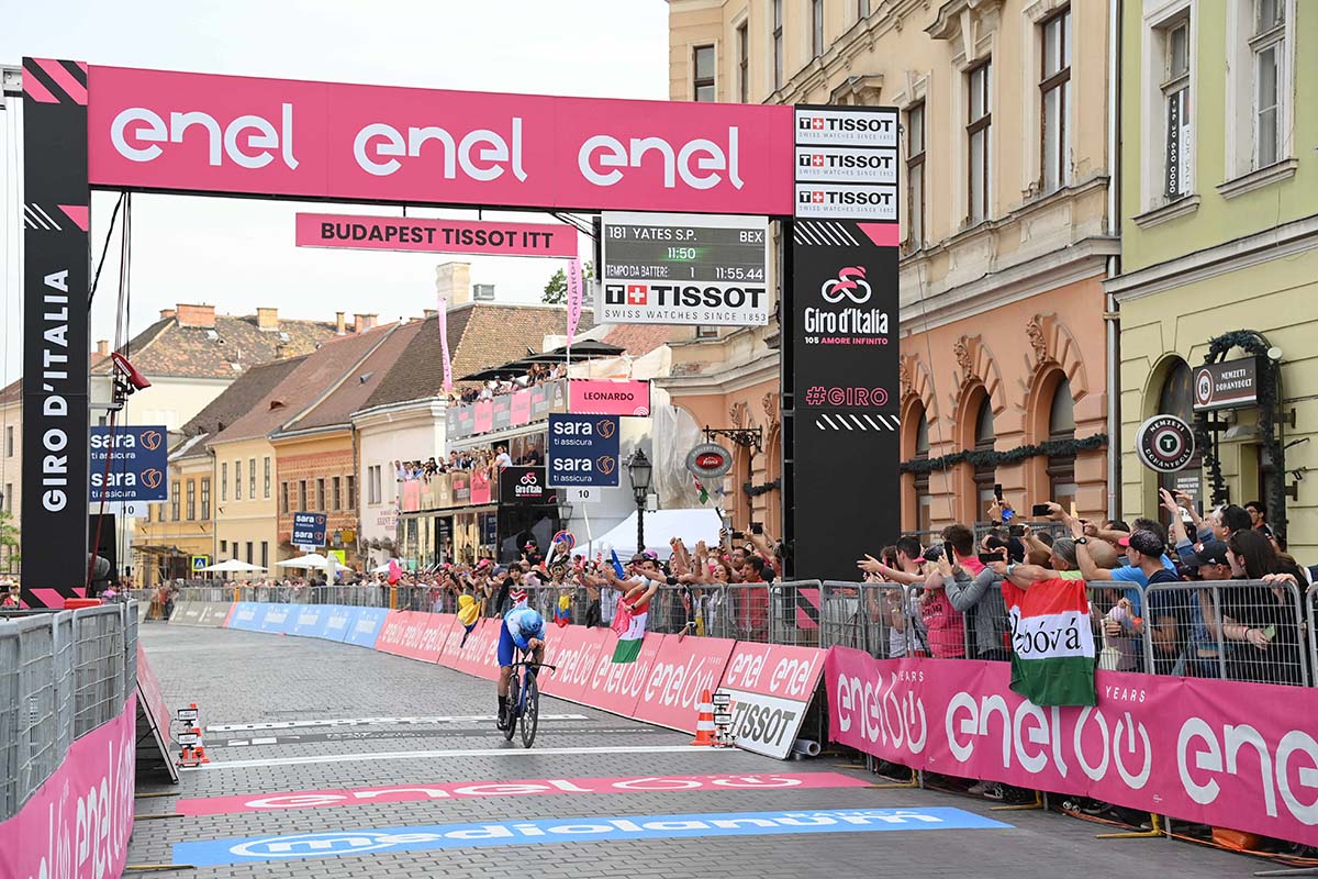 Simon Yates vince la seconda tappa a cronometro del Giro d'Italia 2022 (foto La Presse)