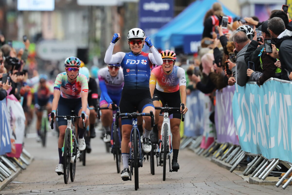Clara Capponi batte Sofia Bertizzolo nella prima tappa del Women's Tour 2022