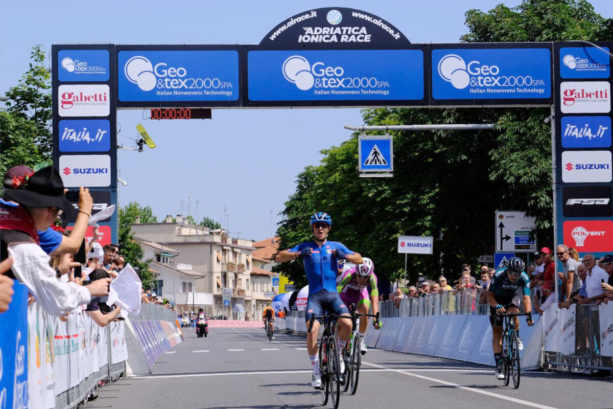 Christian Scaroni vince la prima tappa dell'Adriatica Ionica Race 2022