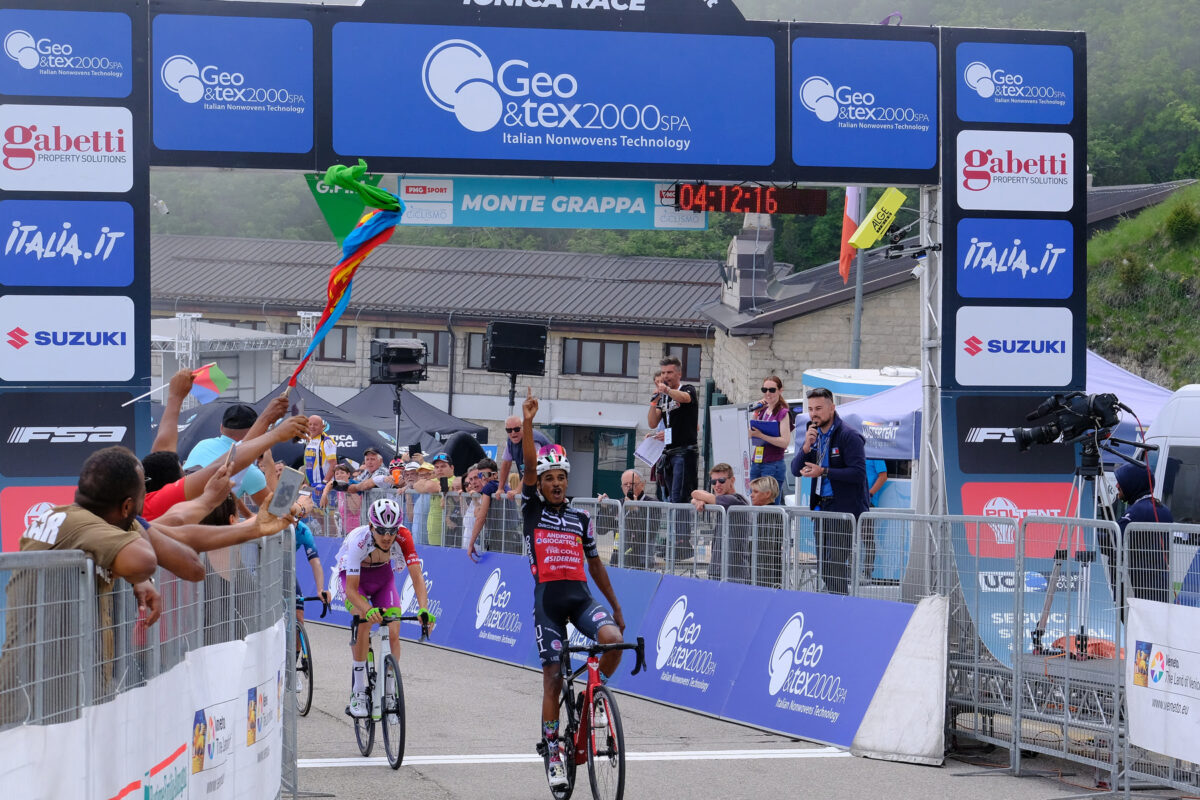 Natnael Tesfazion vince al Monte Grappa la seconda tappa di Adriatica Ionica Race 2022 (foto Photors.it)