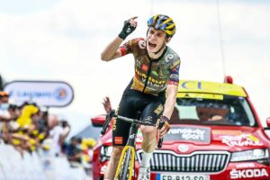 Jonas Vingegaard vince l'uncidecima tappa del Tour de France 2022 (foto A.S.O. - Charly Lopez)