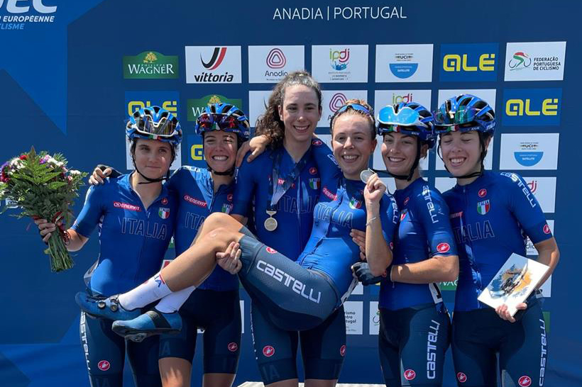 Ciabocco portata in trionfo dal team azzurro