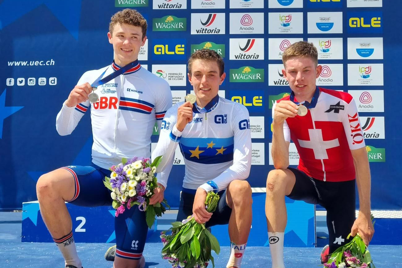 Simone Avondetto sul podio del campionato Europeo - credit Fci
