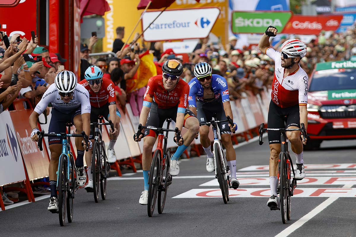 L'arrivo della settima tappa di La Vuelta 2022 vinta da Herrada su Battistella (foto Unipublic / Sprint Cycling)
