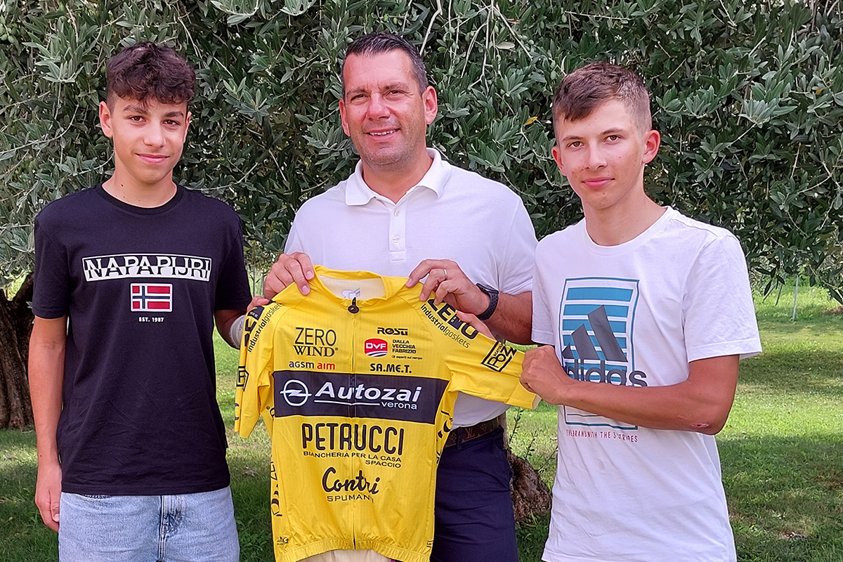 Lorenzo Cordioli (a sx) e Tommaso Zandonà (dx) col presidente Enrico Mantovanelli