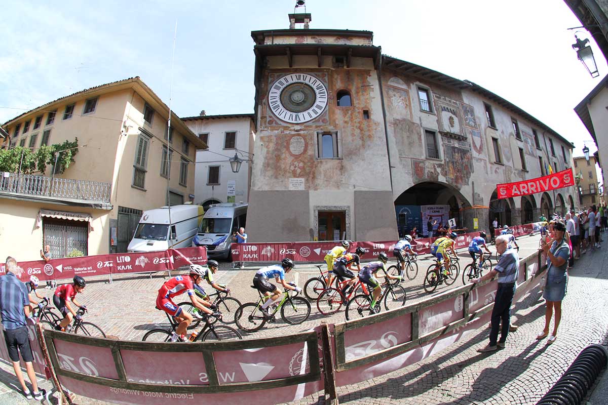 Gara Allievi di Clusone, passaggio da Piazza dell'Orologio (foto Giuliano Viganò)