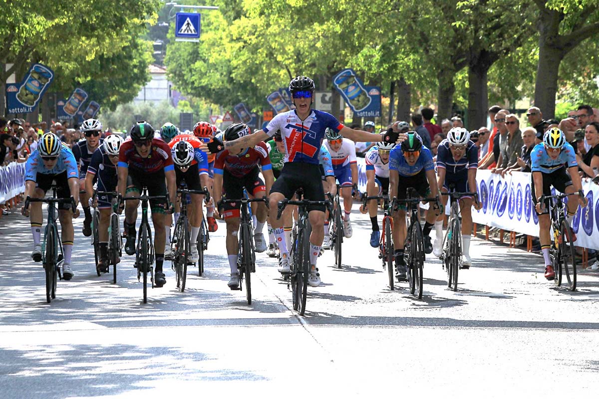 Mirko Bozzola vince la seconda tappa A del Giro della Lunigiana (foto Roberto Fruzzetti / Ciclismoblog)