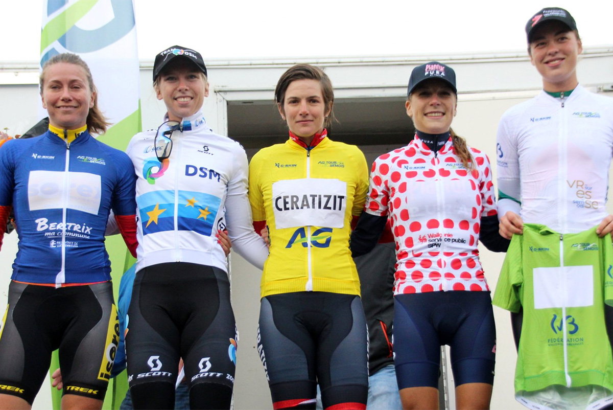 Maria Giulia Confalonieri con le altre maglie del Ag Tour De La Semois