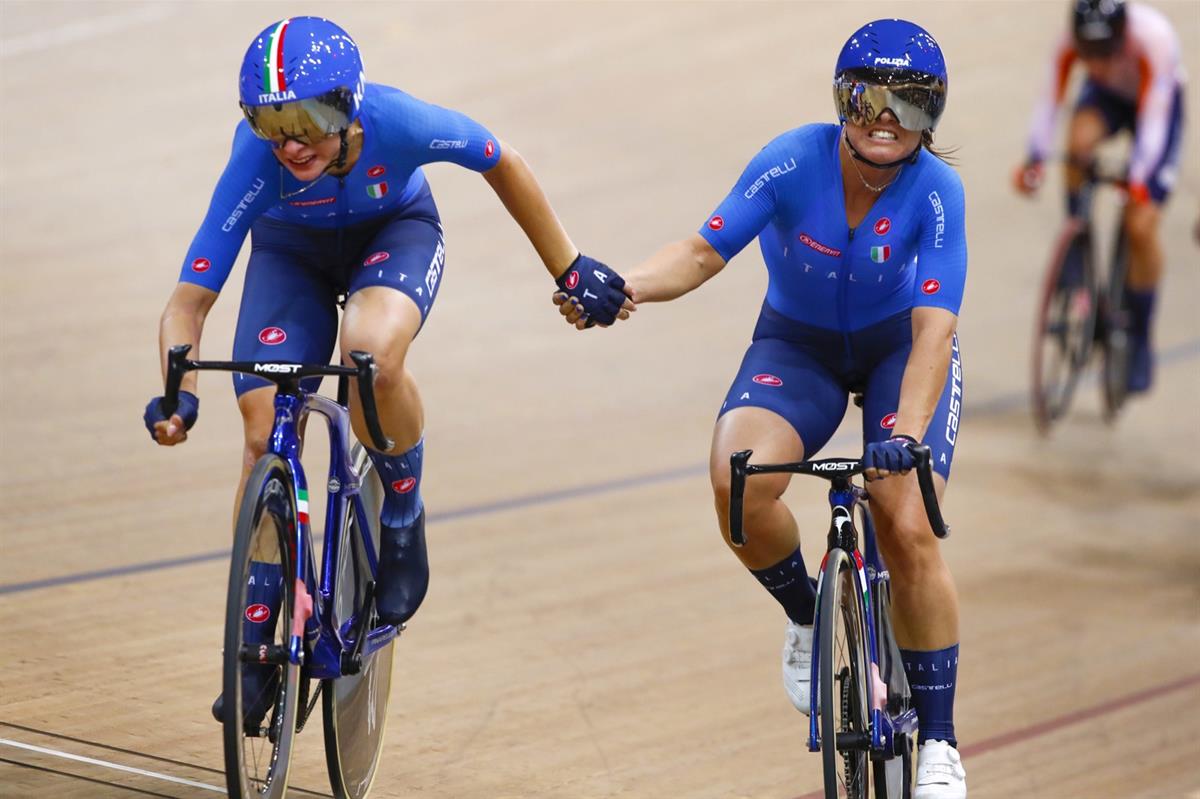 Chiara Consonni e Rachele Barbieri impegnate nella Madison ai Mondiali pista 2022 di Parigi - credit Bettini
