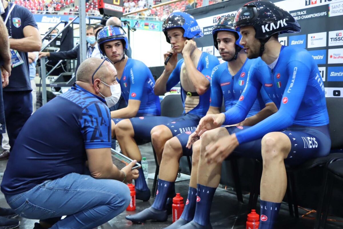 Il CT Marco Villa parla con i ragazzi del quartetto maschile