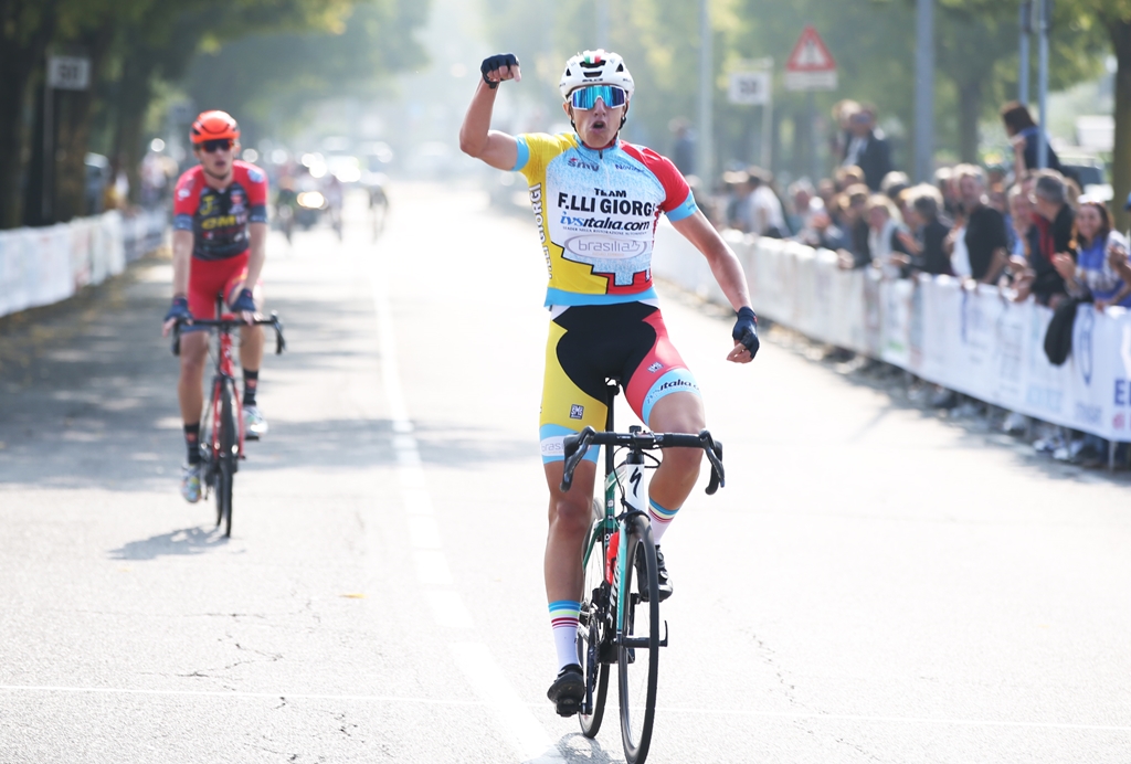 Luca Giaimi vince a Camignone (foto Rodella)