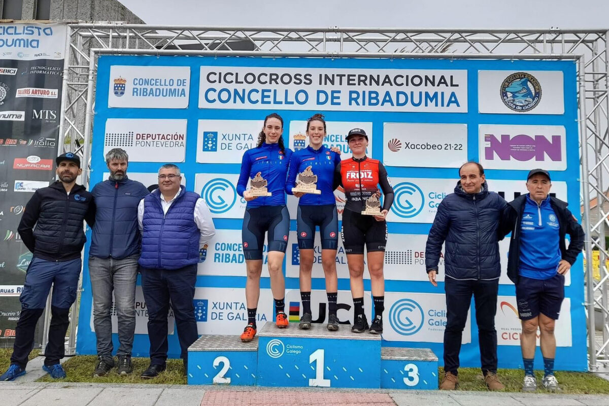 Valentina Corvi sul podio del Ciclocross Internacional Concello de Ribadumia in Spagna