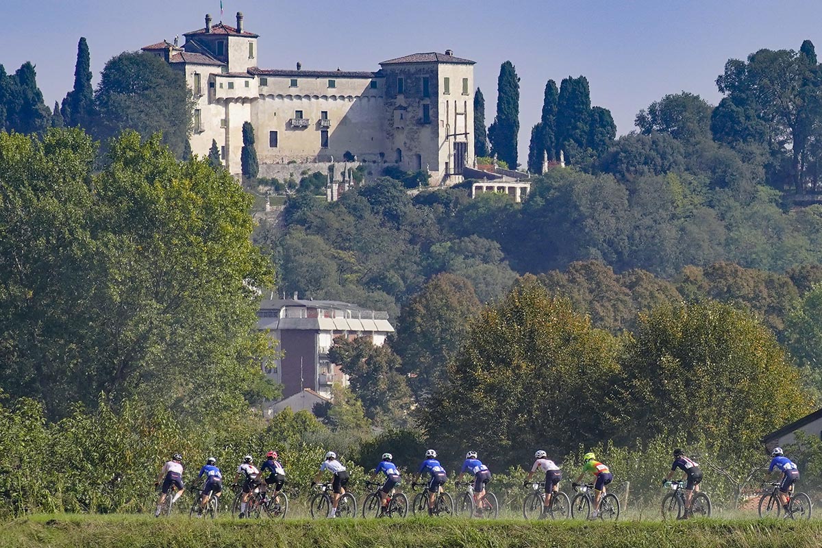 Un passaggio del Mondiale Gravel Donne Elite 2022 (foto Sprint Cycling Agency)