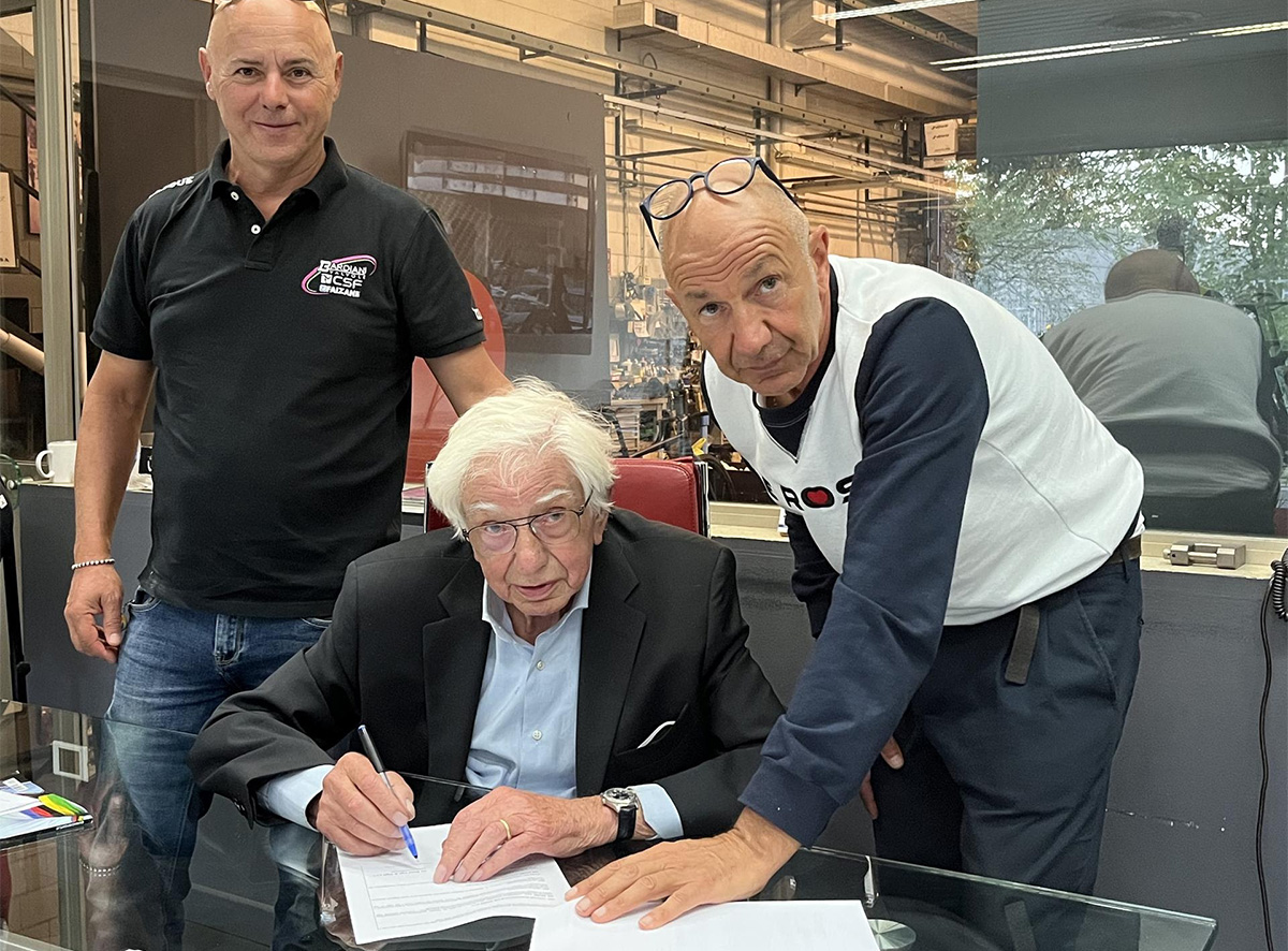 La firma di Ugo De Rosa sul contratto