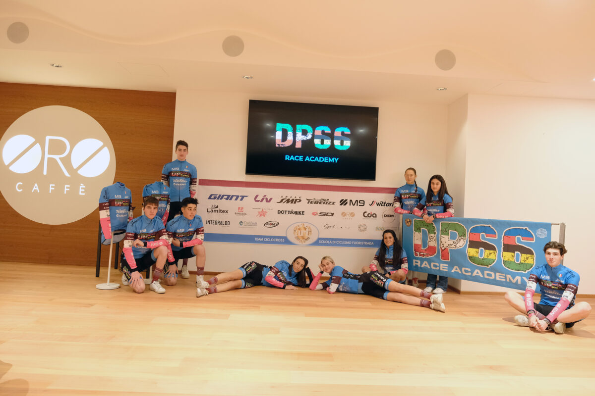 Alcuni degli atleti della DP66 Giant SMP in posa nell'azienda partner Oro Caffè - credit Lisa Paletti