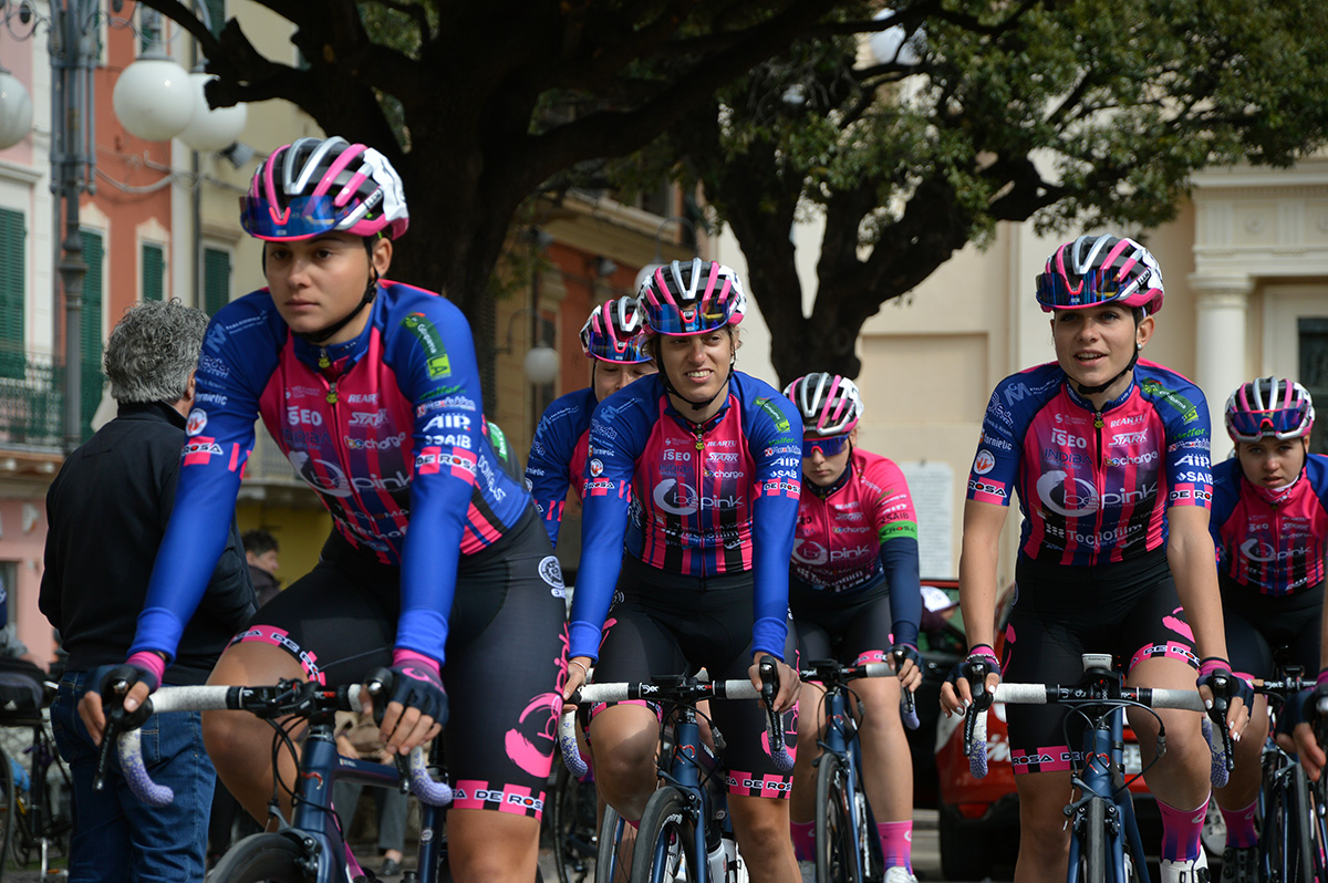Il team BePink pronto al debutto al Trofeo Ponente in Rosa - credit Amaglio