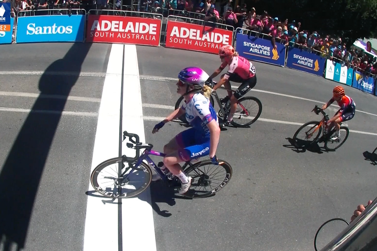 Alexandra Manly (Team Jayco AlUla) vince a Uraidla la seconda tappa del Santos Tour Down Under