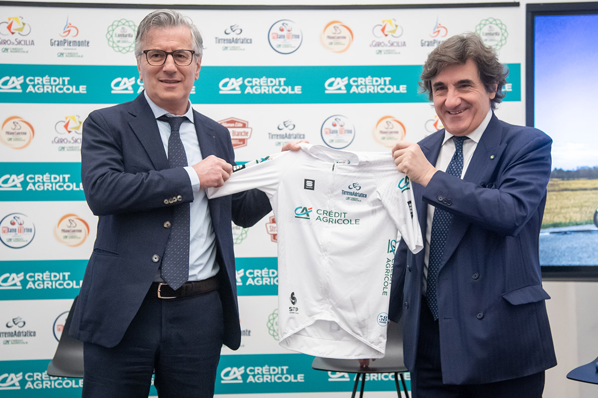 Urbano Cairo, Presidente di RCS MediaGroup, consegna a Giampiero Maioli, Responsabile del Crédit Agricole in Italia, la Maglia Bianca della Tirreno-Adriatico