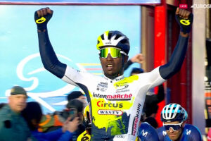 Biniam Girmay vince la prima tappa della Volta a la Comunitat Valenciana