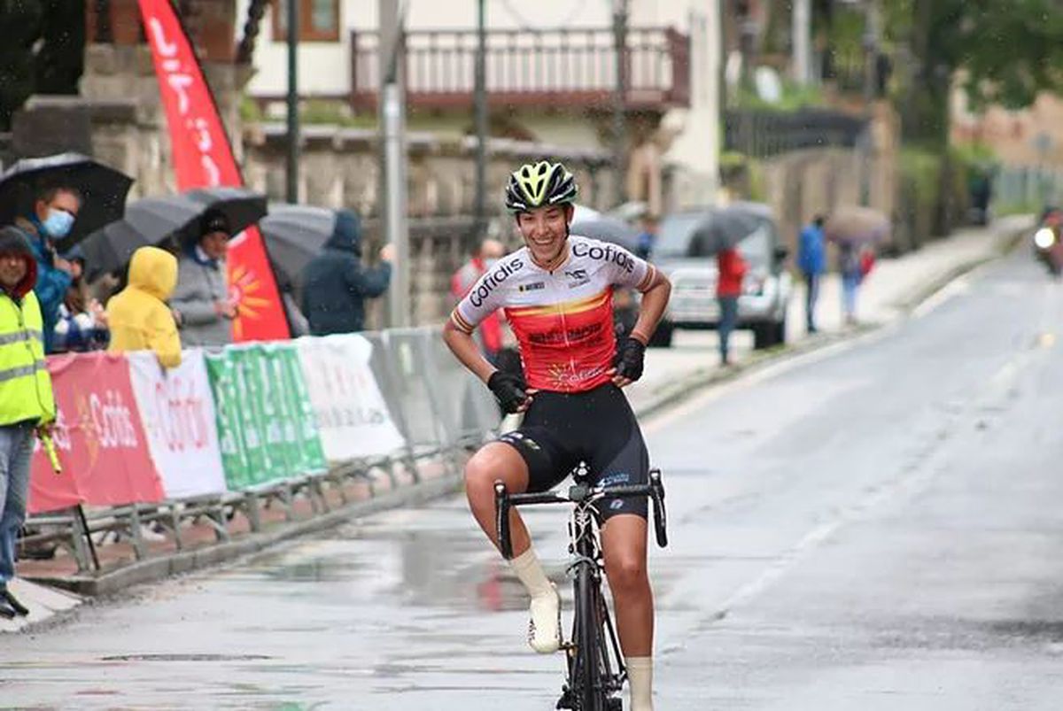 Estela Domínguez en una fotografía de la Real Federación Española de Ciclismo.