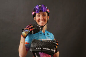 Eva Lechner in posa con i prodotti CST, nuovo partner del Trinx Factory - credit Jonny Mole