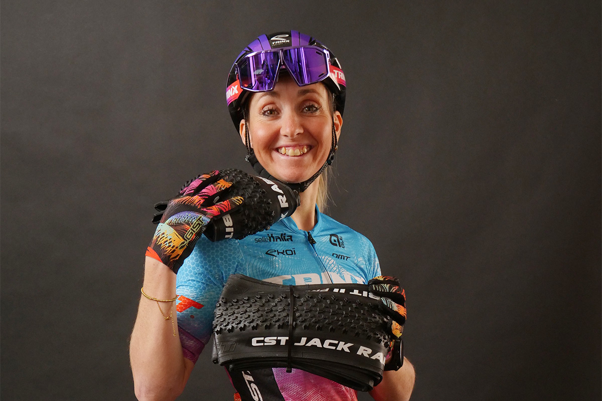 Eva Lechner in posa con i prodotti CST, nuovo partner del Trinx Factory - credit Jonny Mole