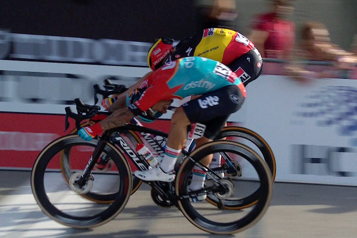 Il fotofinish tra Tim Merlier e Caleb Ewan nella prima tappa dell'UAE Tour 2023