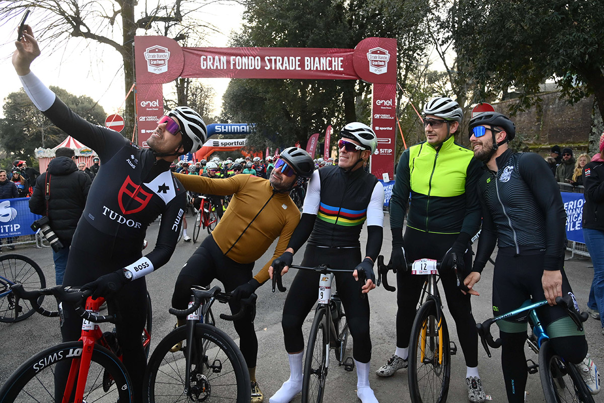 Fabian Cancellara, Paolo Bettini, Mario Cipollini, Filippo Pozzato e Sonny Colbrelli al via della GF Strade Bianche 2023 - credit LaPresse