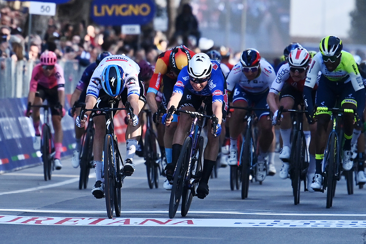 Fabio Jakobsen vince a Follonica la seconda tappa della Tirreno-Adriatico