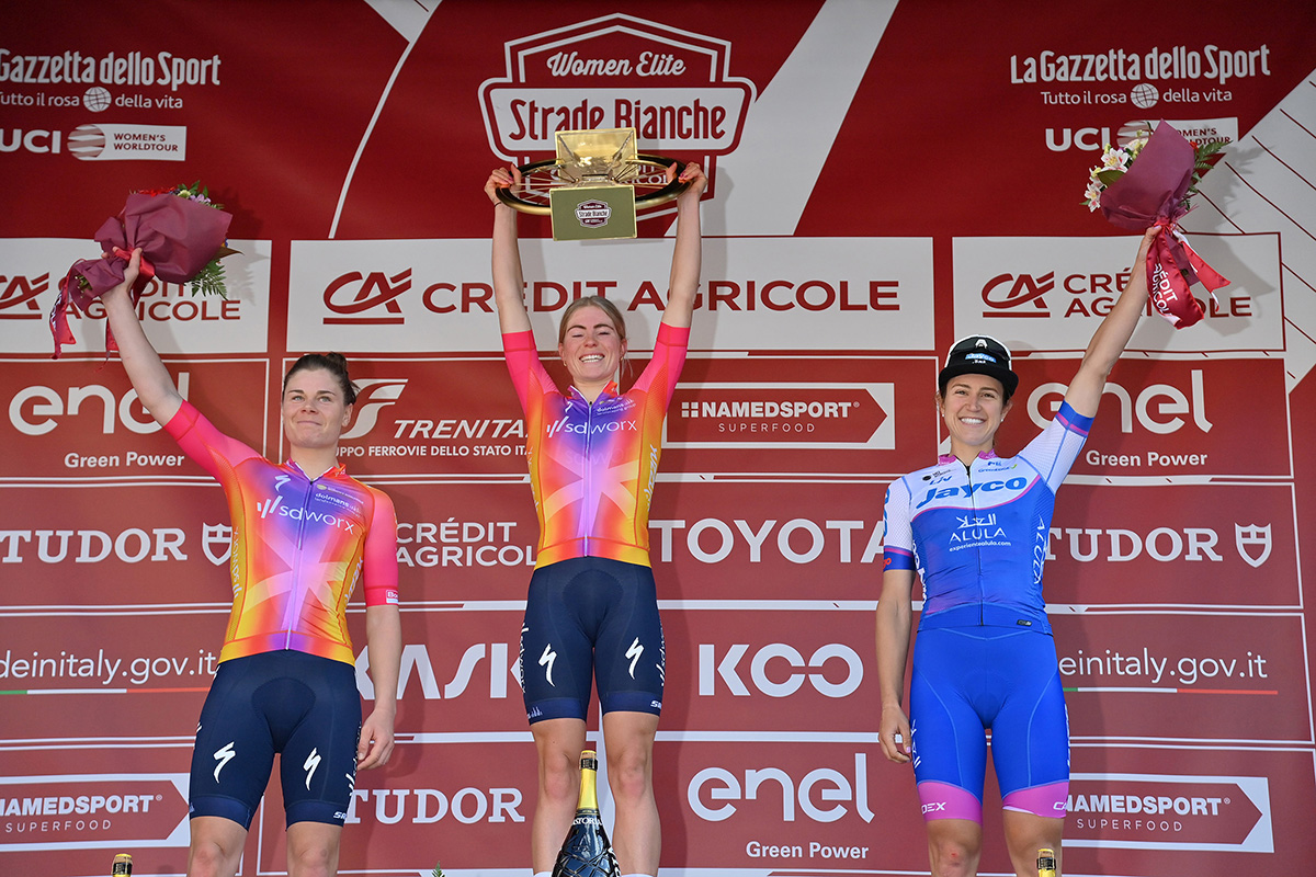 Il podio della Strade Bianche WE con Demi Vollering, Lotte Kopecky e Kristen Faulkner - credit LaPresse