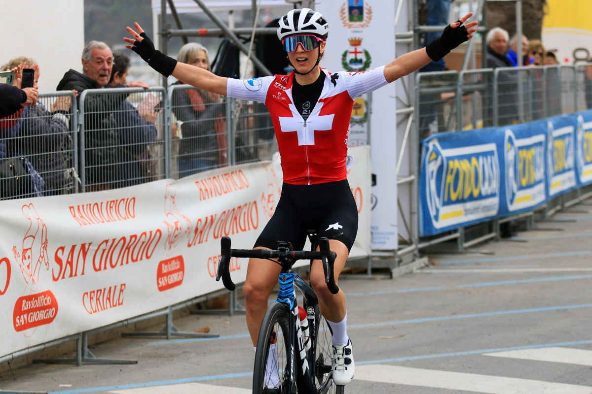 Jolanda Neff al traugardo di Laigueglia - Foto F.OSSOLA