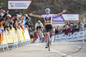 Remco Evenepoel vince a La Molina la terza tappa della Volta a Catalunya