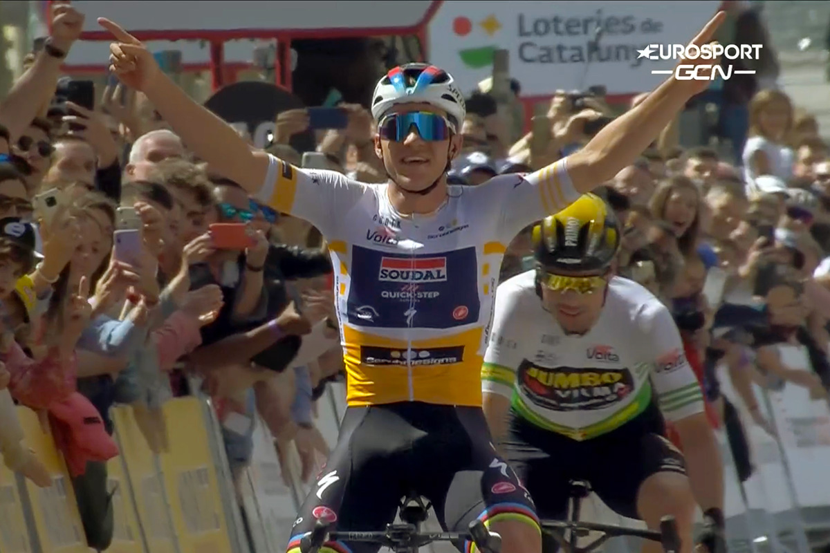 Remco Evenepoel vince l'ultima tappa della Volta a Catalunya. A Roglic la generale