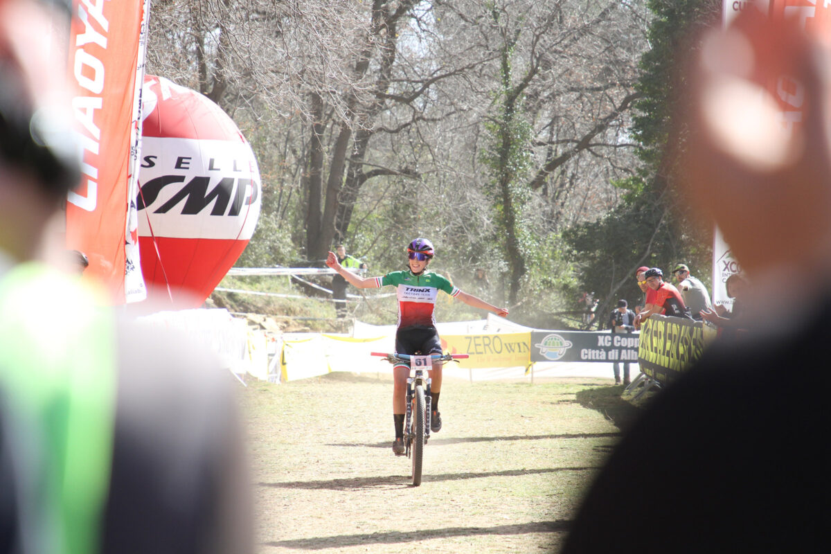 Valentina Corvi al traguardo di Albenga - credit Pianeta Mtb