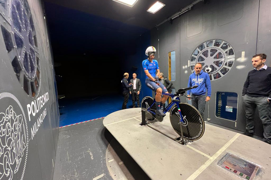 pistard azzurri nella galleria del vento del Politecnico di Milano