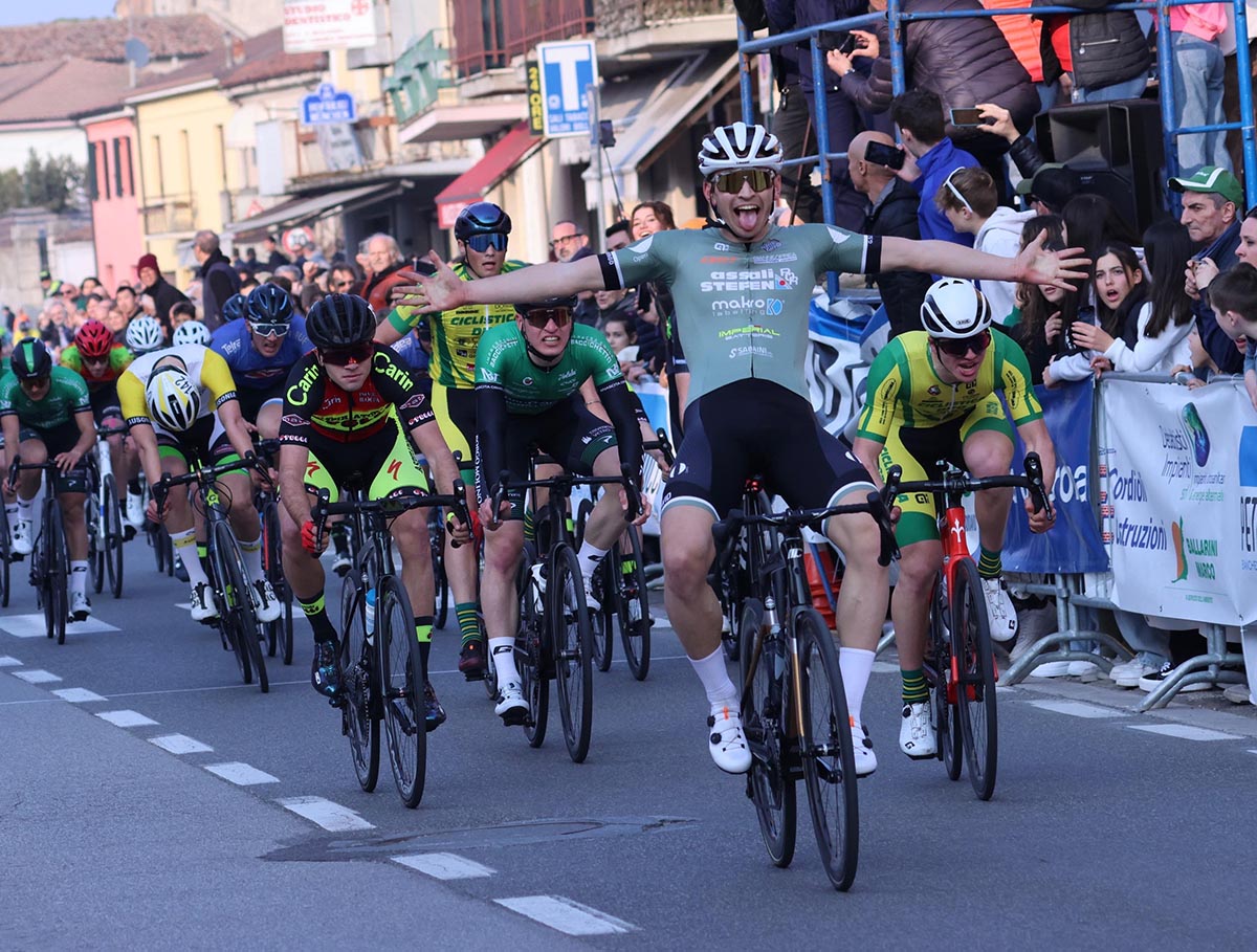 Thomas Capra vince a Rizza di Villafranca (foto Photobicicailotto)